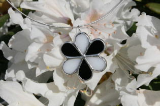 Kytička černo-bílá - Tiffany šperky