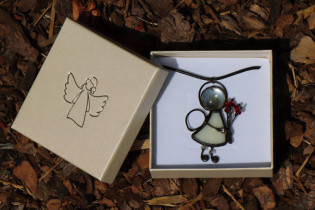 Andílek s červenou kytičkou v dárkové krabičce - Tiffany šperky