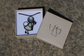 Andílek s červenou kytičkou v dárkové krabičce - Tiffany šperky