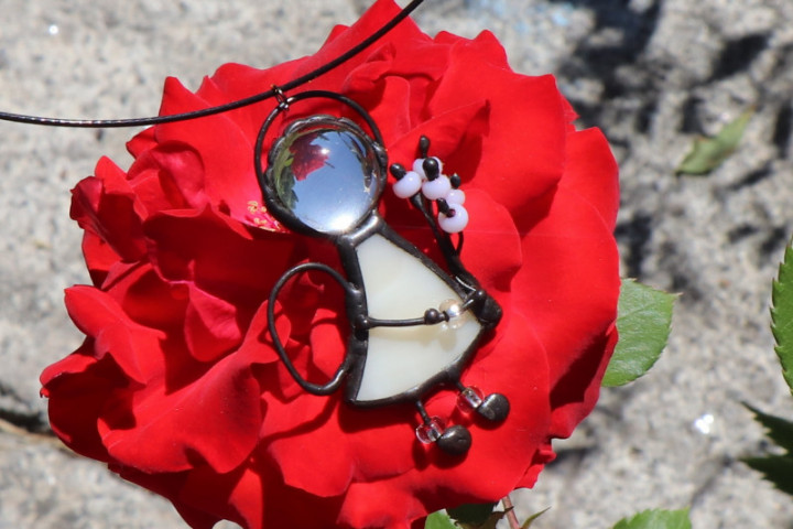 Andílek s růžovou kytičkou - Tiffany šperky