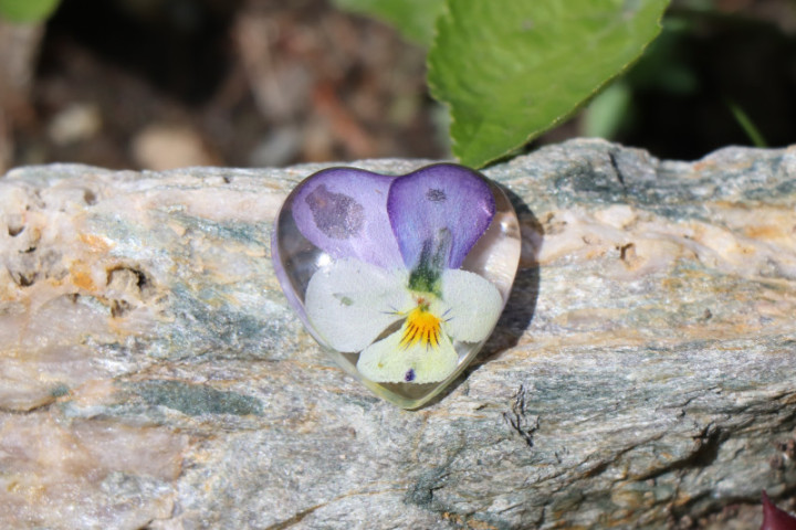 Kabošon srdíčko - violka  - Tiffany šperky